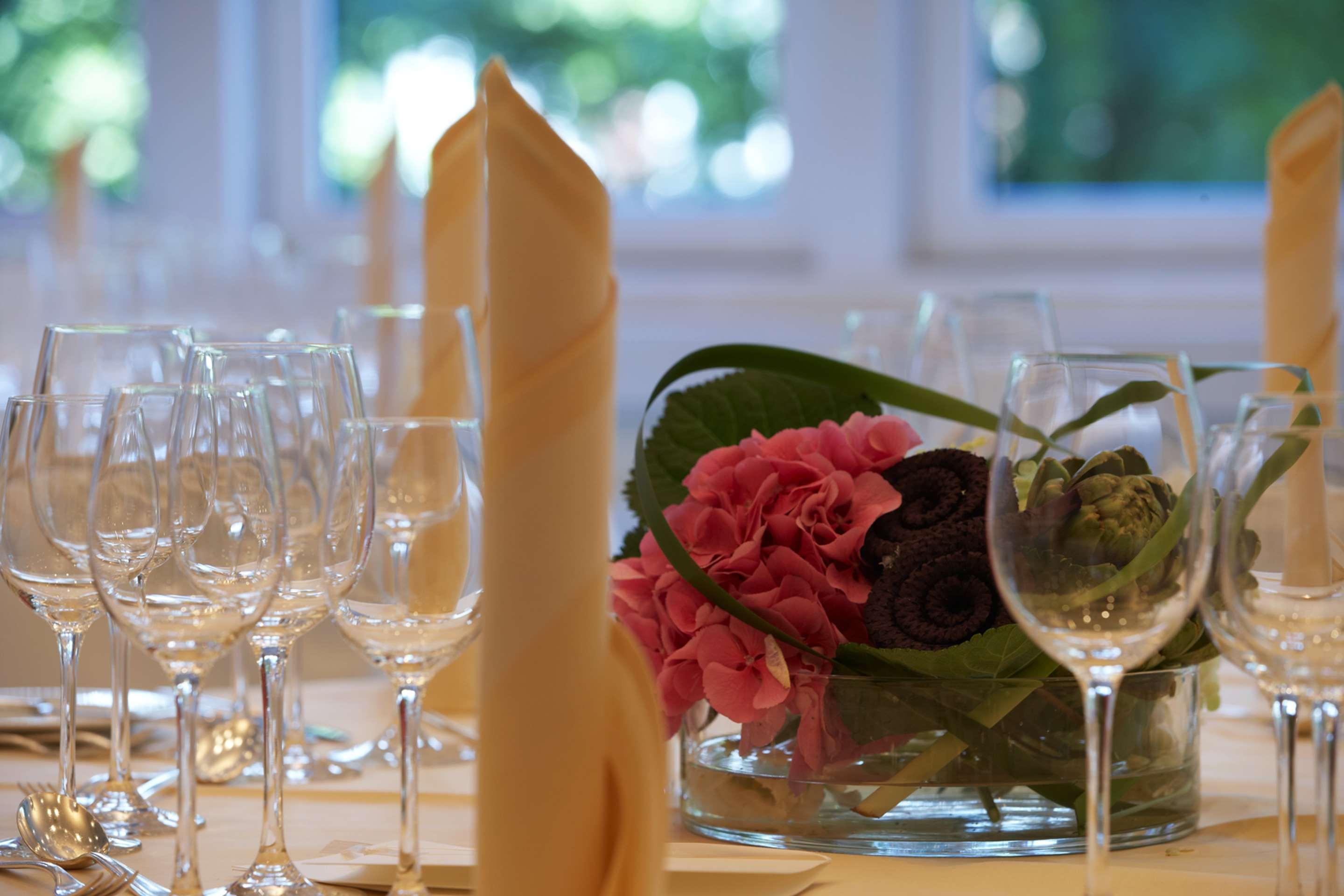 Steigenberger Hotel Hamburg Exterior photo A table set for a formal dinner