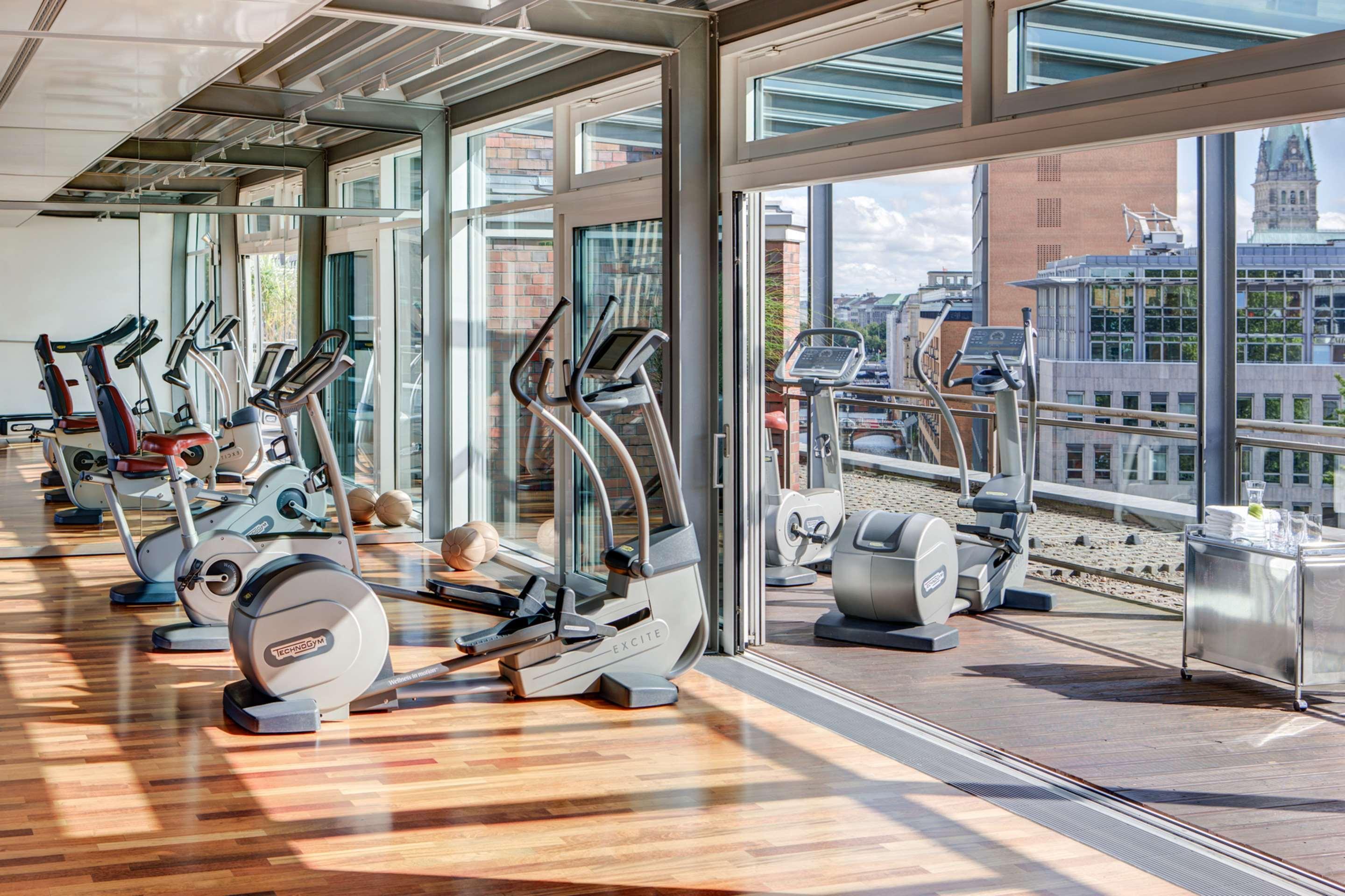 Steigenberger Hotel Hamburg Exterior photo The gym at the 100 Lincoln Street