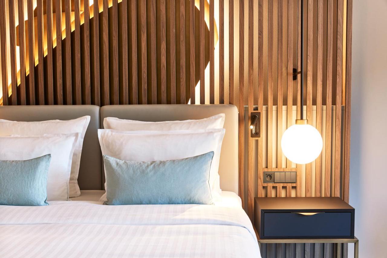 Steigenberger Hotel Hamburg Exterior photo A bed with a headboard