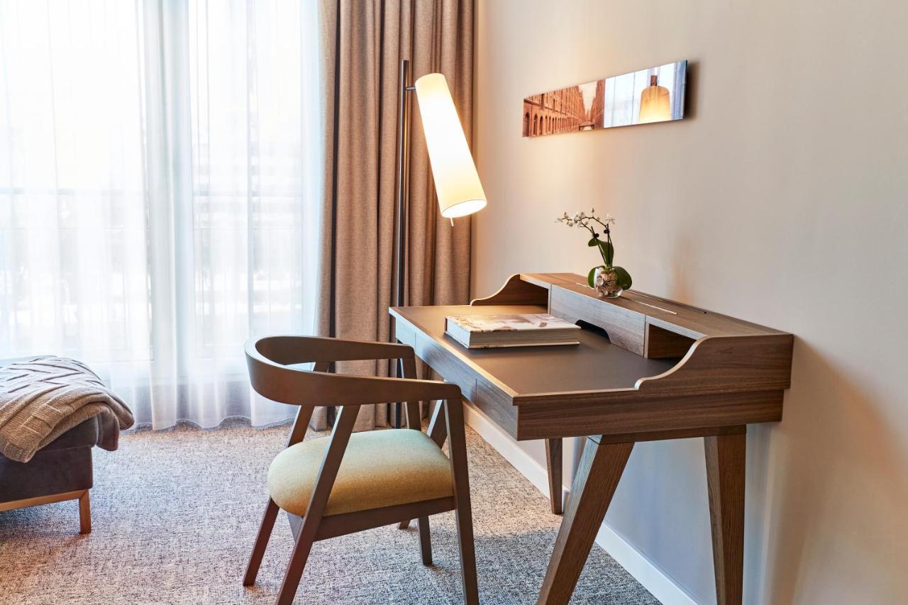 Steigenberger Hotel Hamburg Exterior photo A writing desk