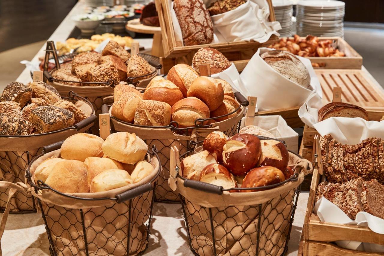 Steigenberger Hotel Hamburg Exterior photo Bread at a buffet