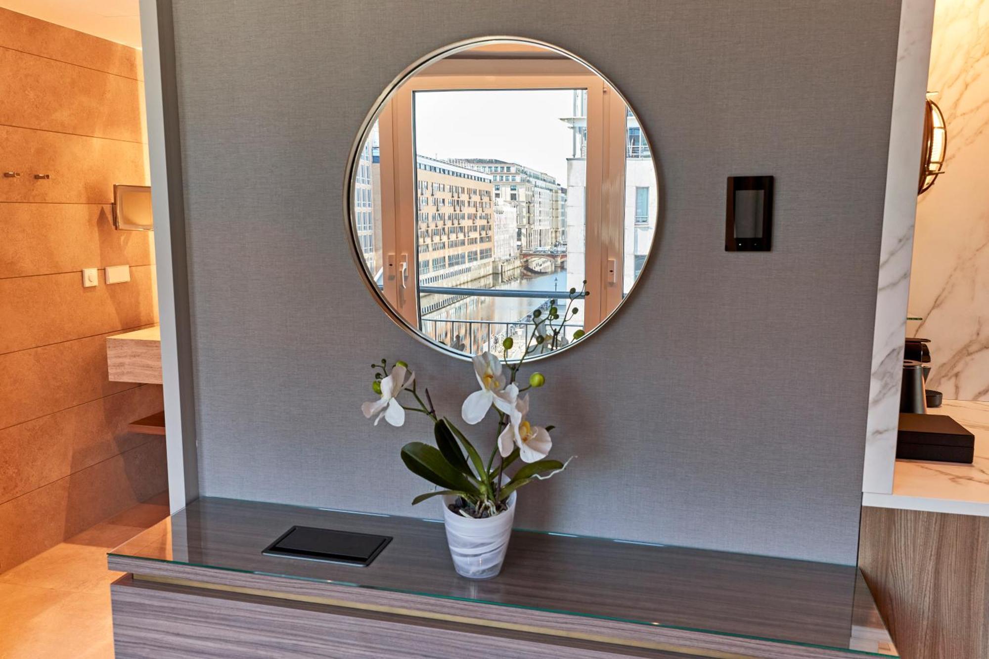 Steigenberger Hotel Hamburg Room photo A mirror in a home