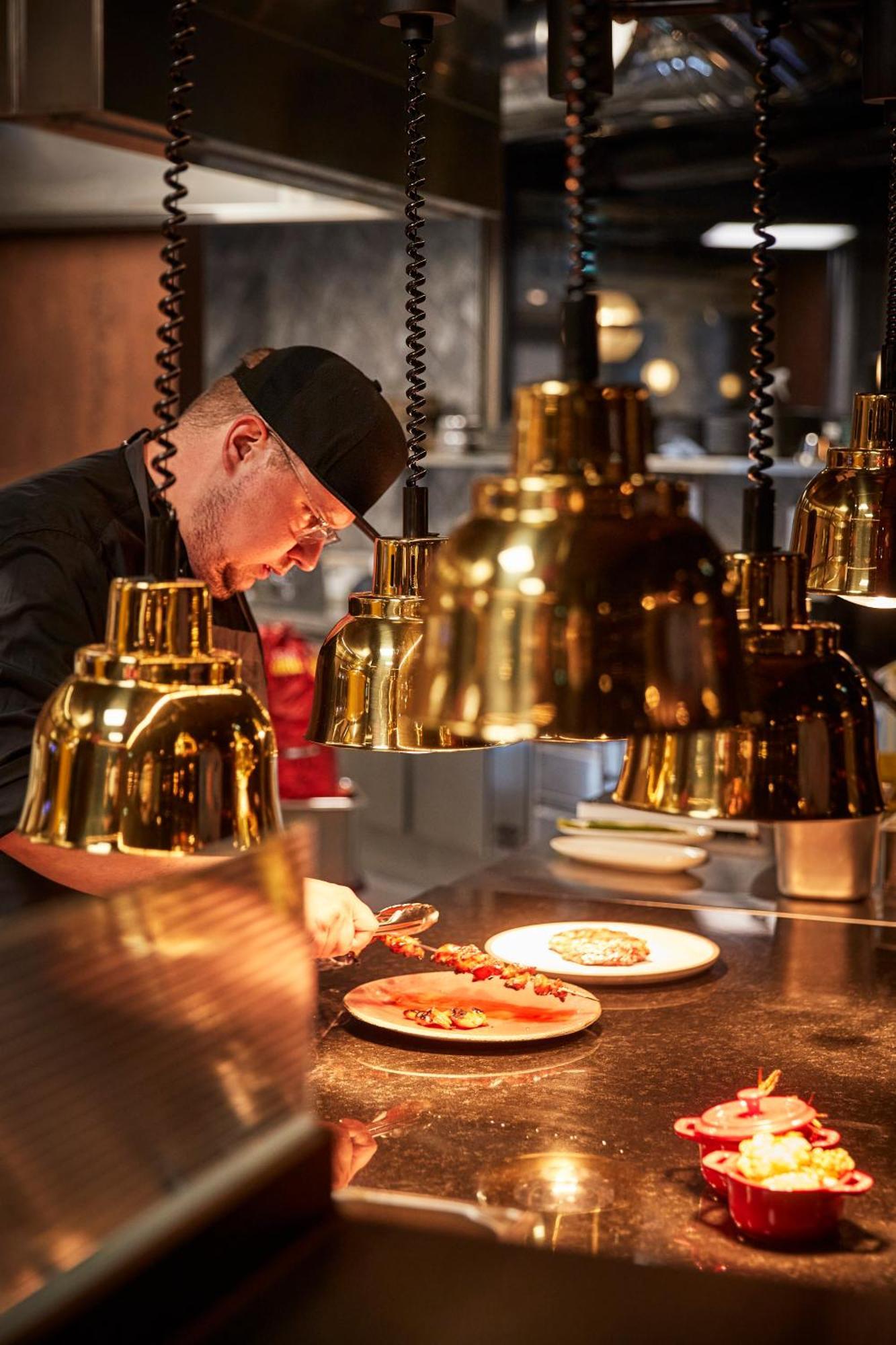 Steigenberger Hotel Hamburg Exterior photo A chef at work