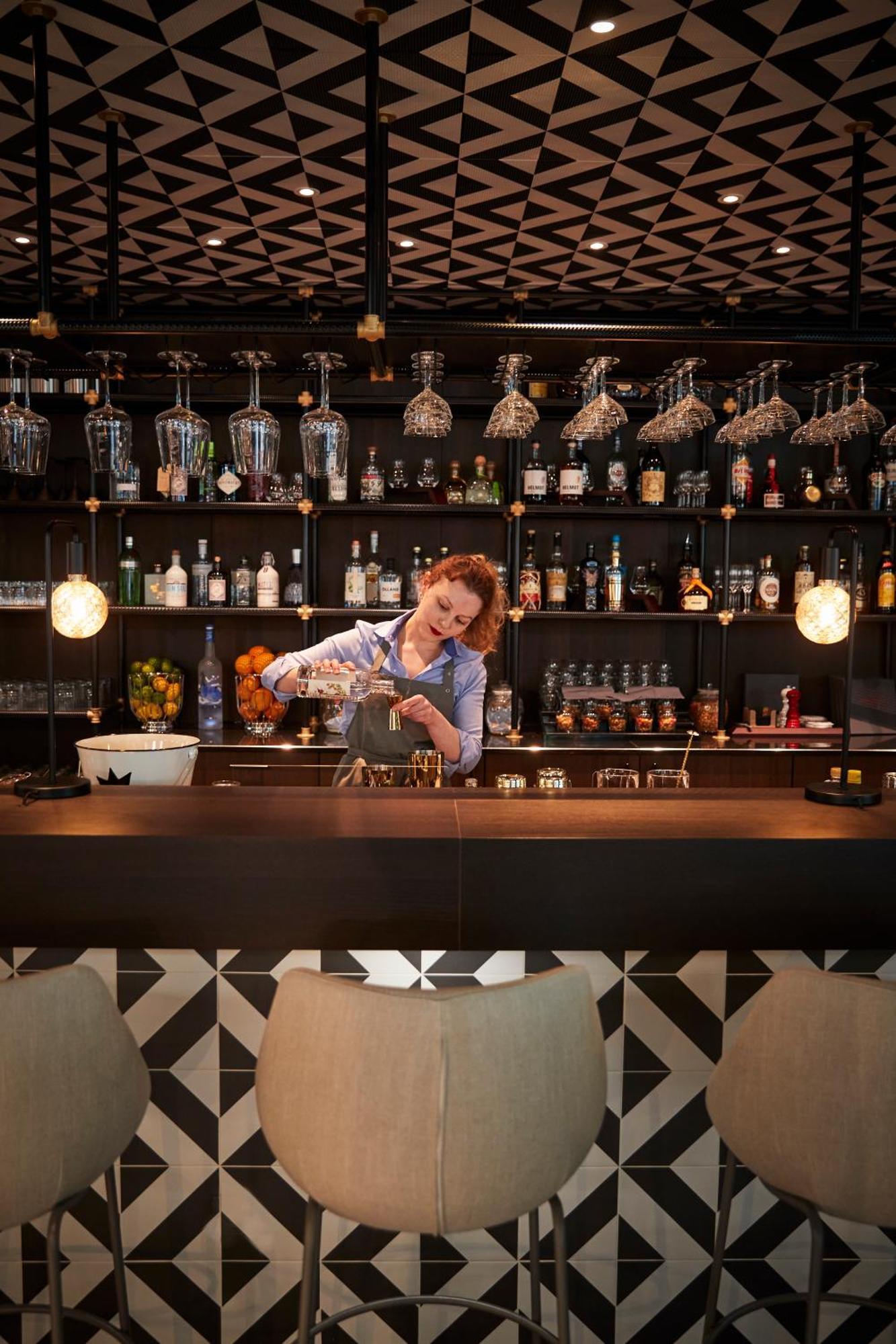 Steigenberger Hotel Hamburg Exterior photo A bartender at work